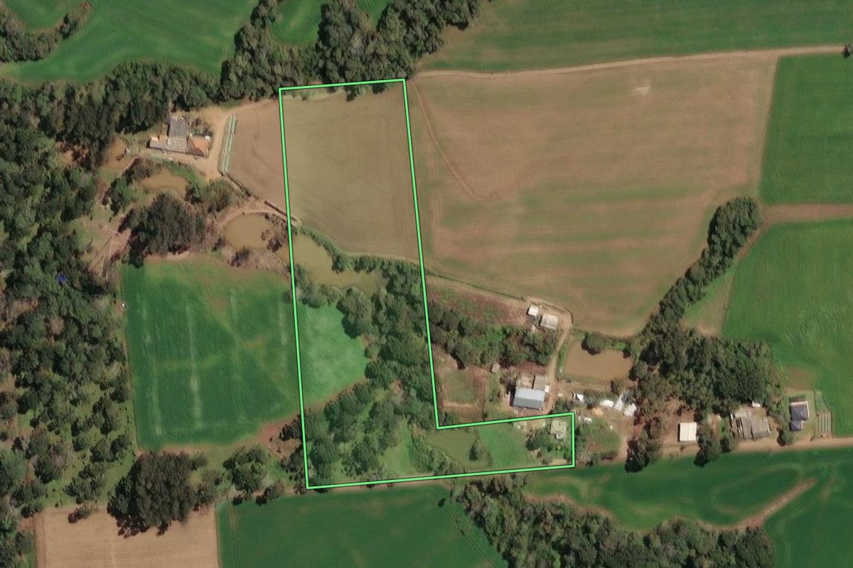 Imagem de satélite do imóvel rural em Irineópolis (SC), com o contorno declarado no CAR desenhado por cima.