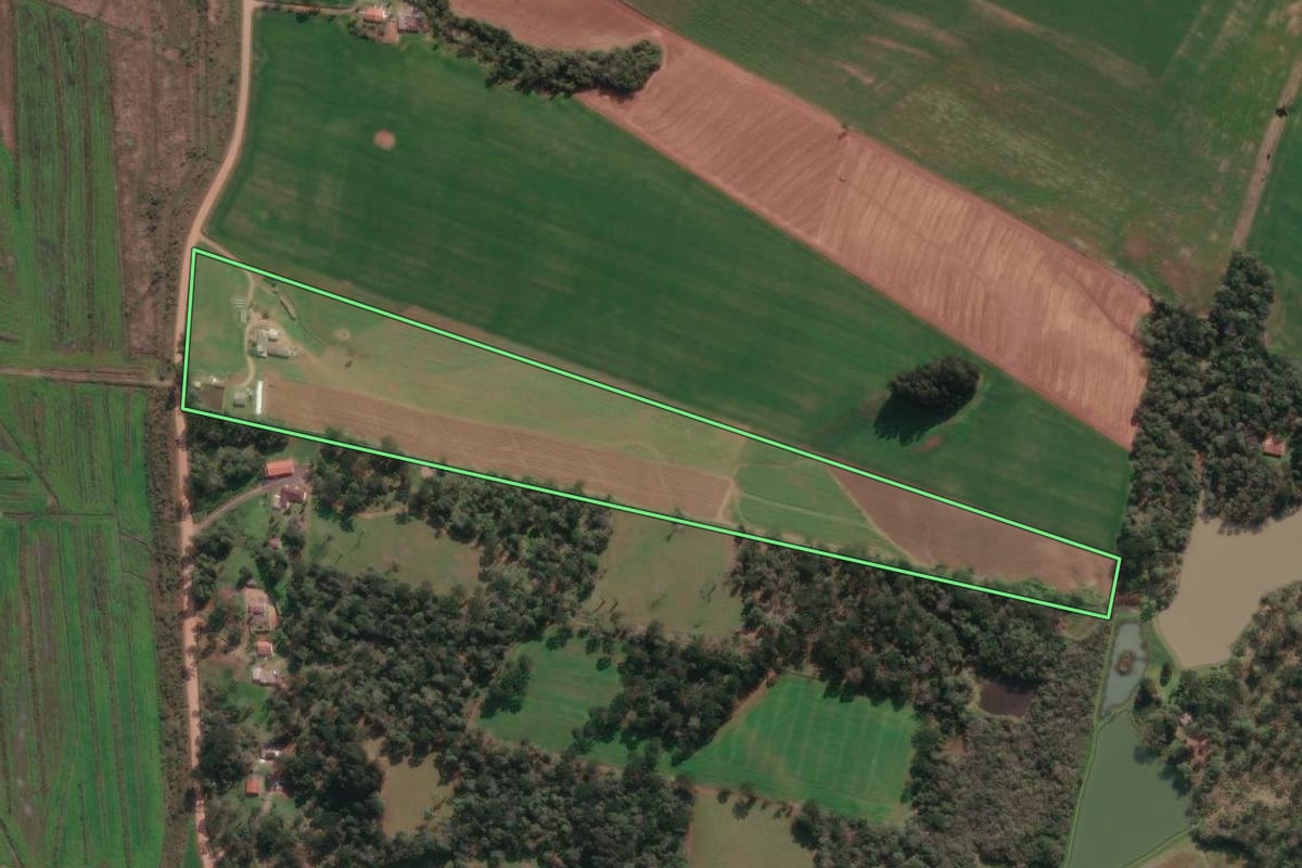 Imagem de satélite do imóvel rural em Irineópolis (SC), com o contorno declarado no CAR desenhado por cima.