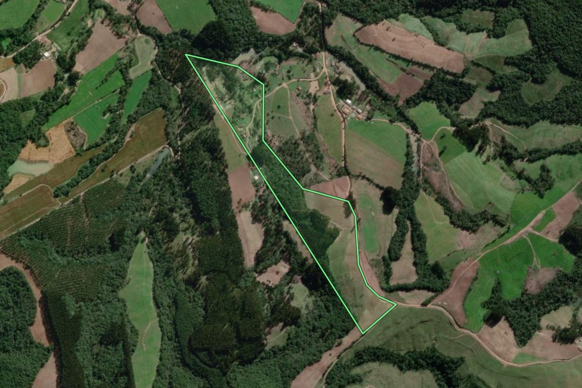Imagem de satélite do imóvel rural em Irineópolis (SC), com o contorno declarado no CAR desenhado por cima.