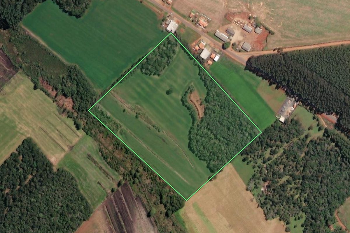 Imagem de satélite do imóvel rural em Irineópolis (SC), com o contorno declarado no CAR desenhado por cima.