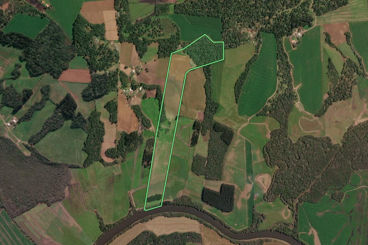 Imagem de satélite do imóvel rural em Irineópolis (SC), com o contorno declarado no CAR desenhado por cima.