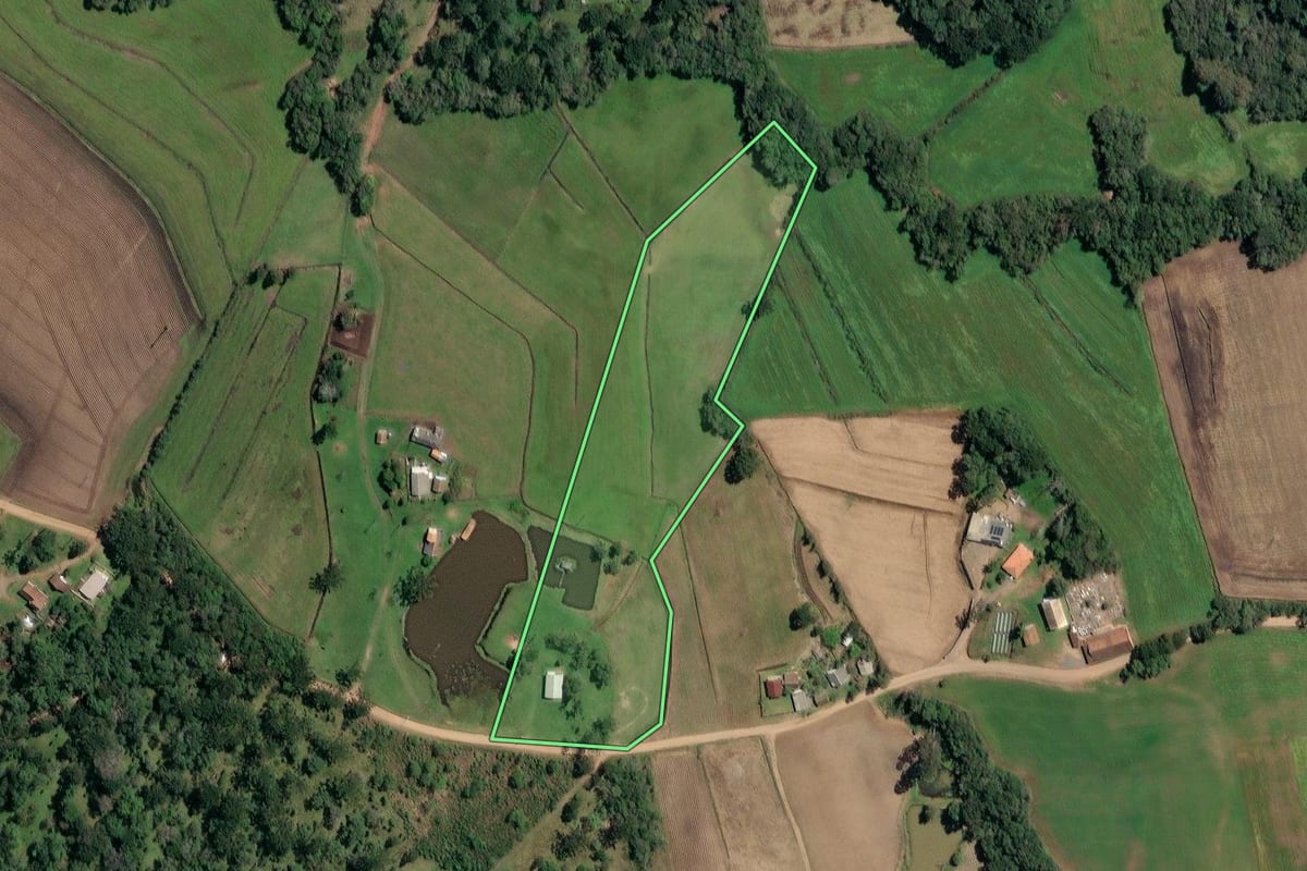 Imagem de satélite do imóvel rural em Irineópolis (SC), com o contorno declarado no CAR desenhado por cima.