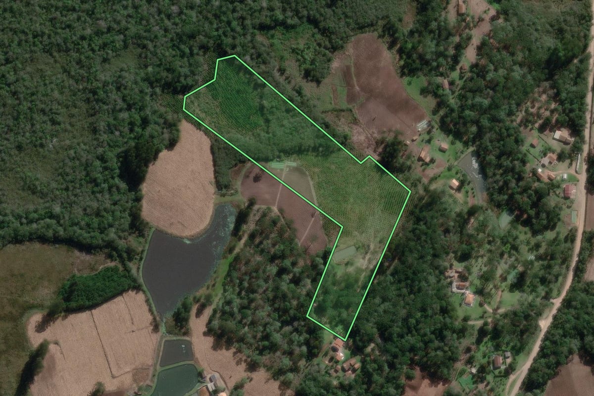 Imagem de satélite do imóvel rural em Irineópolis (SC), com o contorno declarado no CAR desenhado por cima.
