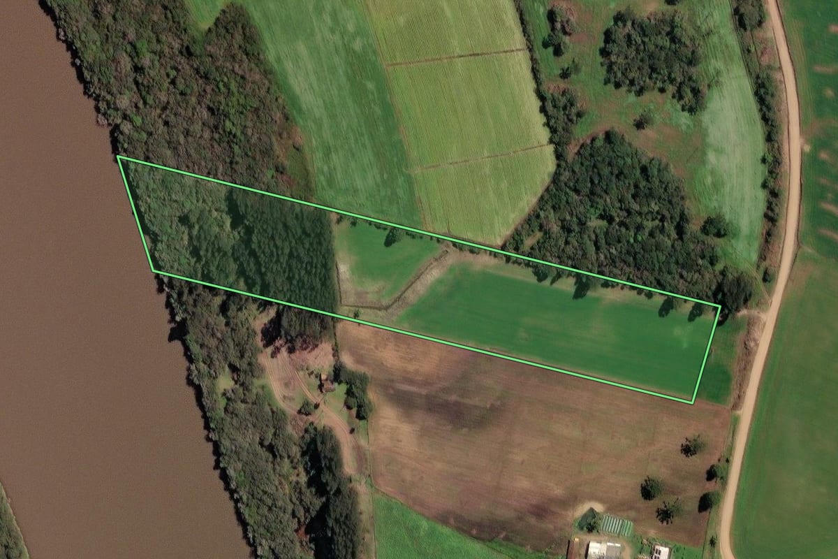 Imagem de satélite do imóvel rural em Irineópolis (SC), com o contorno declarado no CAR desenhado por cima.