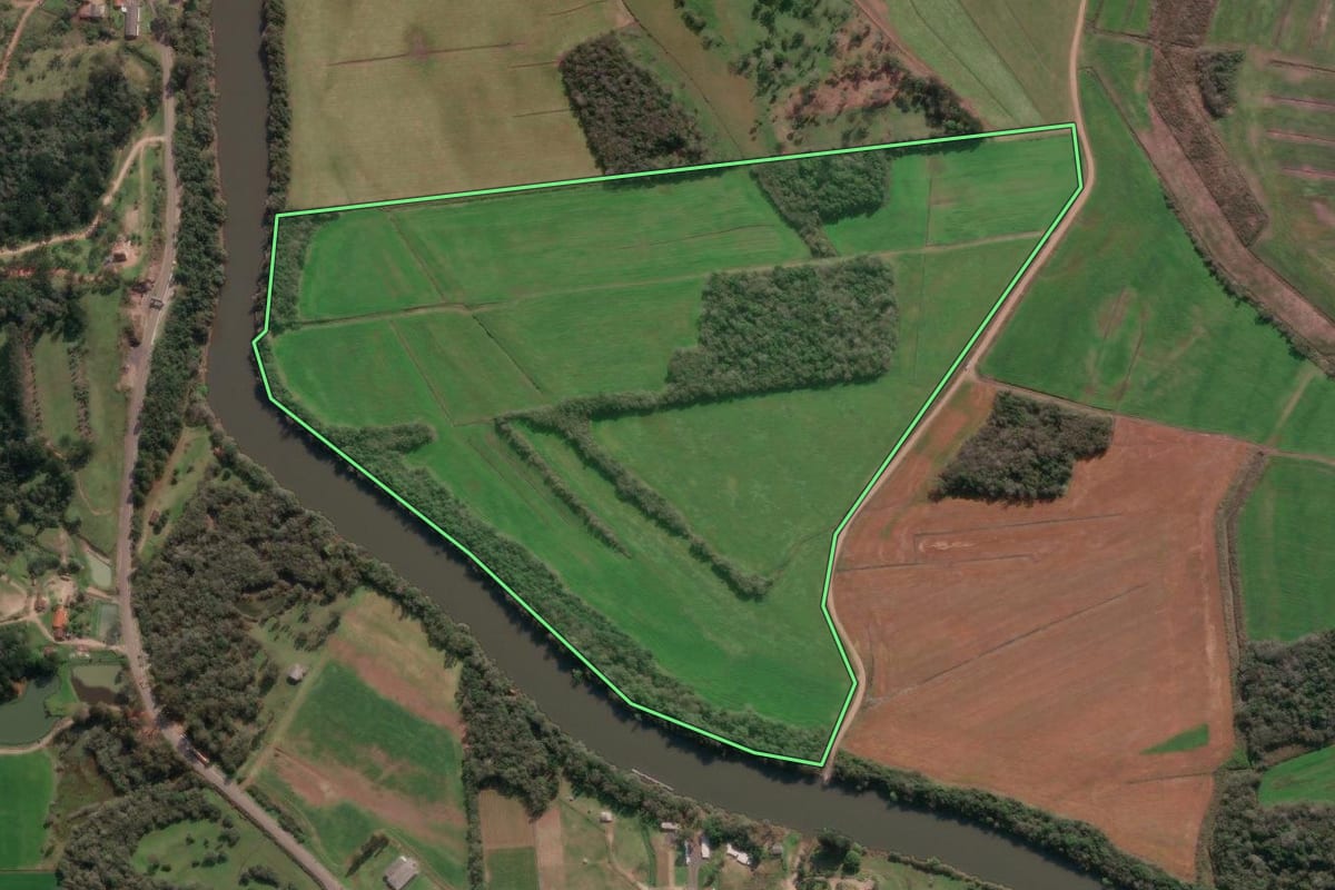 Imagem de satélite do imóvel rural em Irineópolis (SC), com o contorno declarado no CAR desenhado por cima.