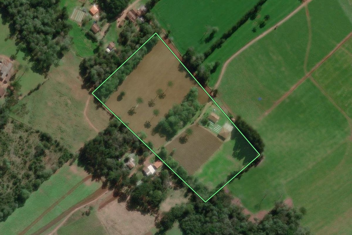 Imagem de satélite do imóvel rural em Irineópolis (SC), com o contorno declarado no CAR desenhado por cima.