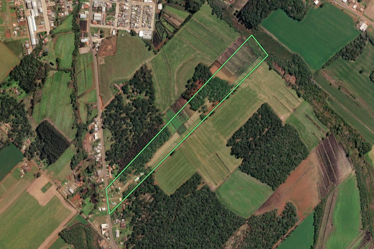 Imagem de satélite do imóvel rural em Irineópolis (SC), com o contorno declarado no CAR desenhado por cima.