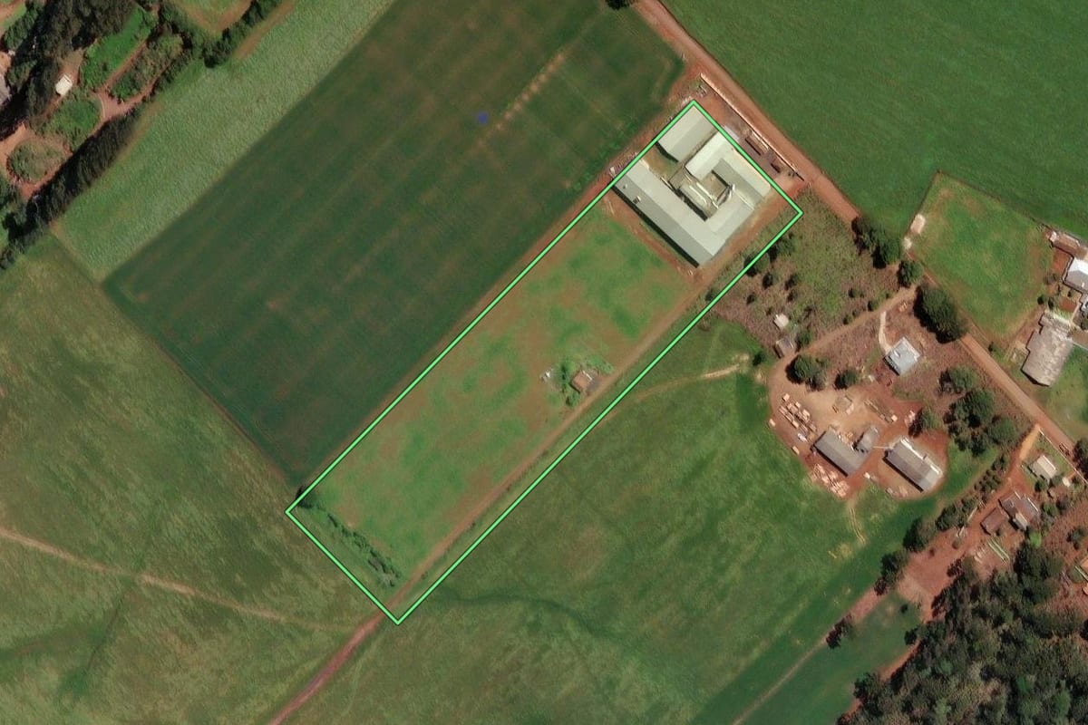 Imagem de satélite do imóvel rural em Irineópolis (SC), com o contorno declarado no CAR desenhado por cima.