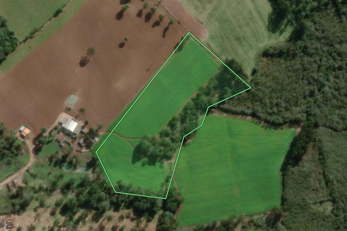 Imagem de satélite do imóvel rural em Irineópolis (SC), com o contorno declarado no CAR desenhado por cima.