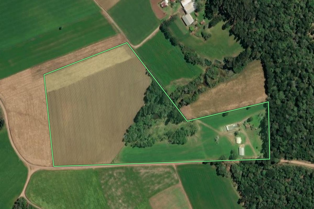 Imagem de satélite do imóvel rural em Irineópolis (SC), com o contorno declarado no CAR desenhado por cima.