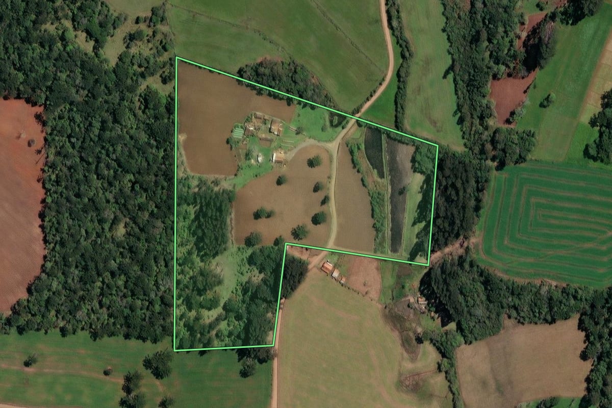 Imagem de satélite do imóvel rural em Irineópolis (SC), com o contorno declarado no CAR desenhado por cima.