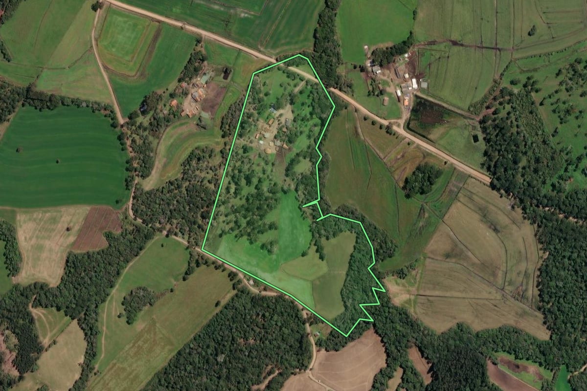 Imagem de satélite do imóvel rural em Irineópolis (SC), com o contorno declarado no CAR desenhado por cima.