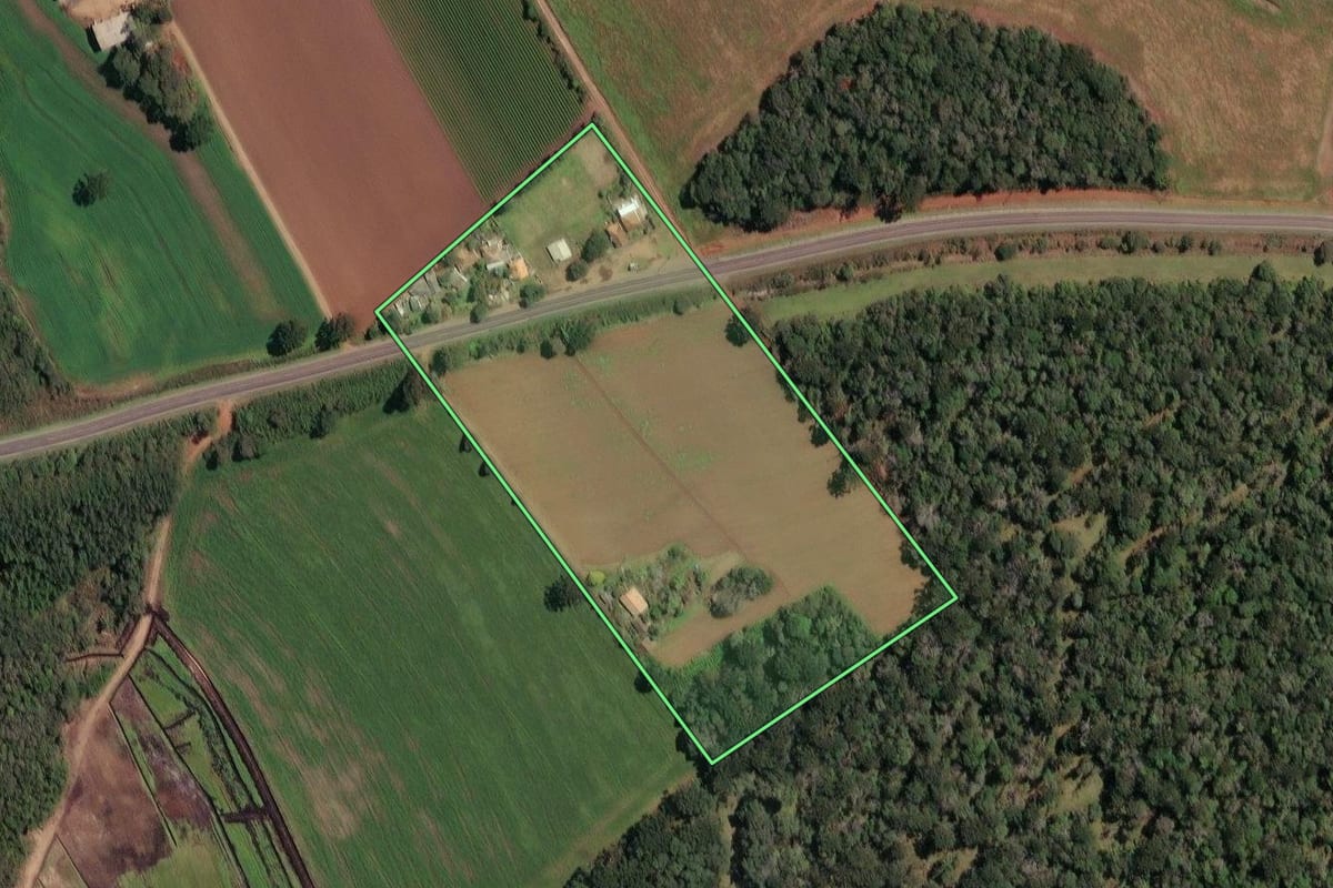 Imagem de satélite do imóvel rural em Irineópolis (SC), com o contorno declarado no CAR desenhado por cima.