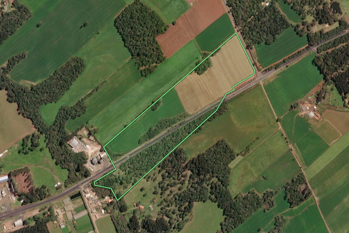 Imagem de satélite do imóvel rural em Irineópolis (SC), com o contorno declarado no CAR desenhado por cima.