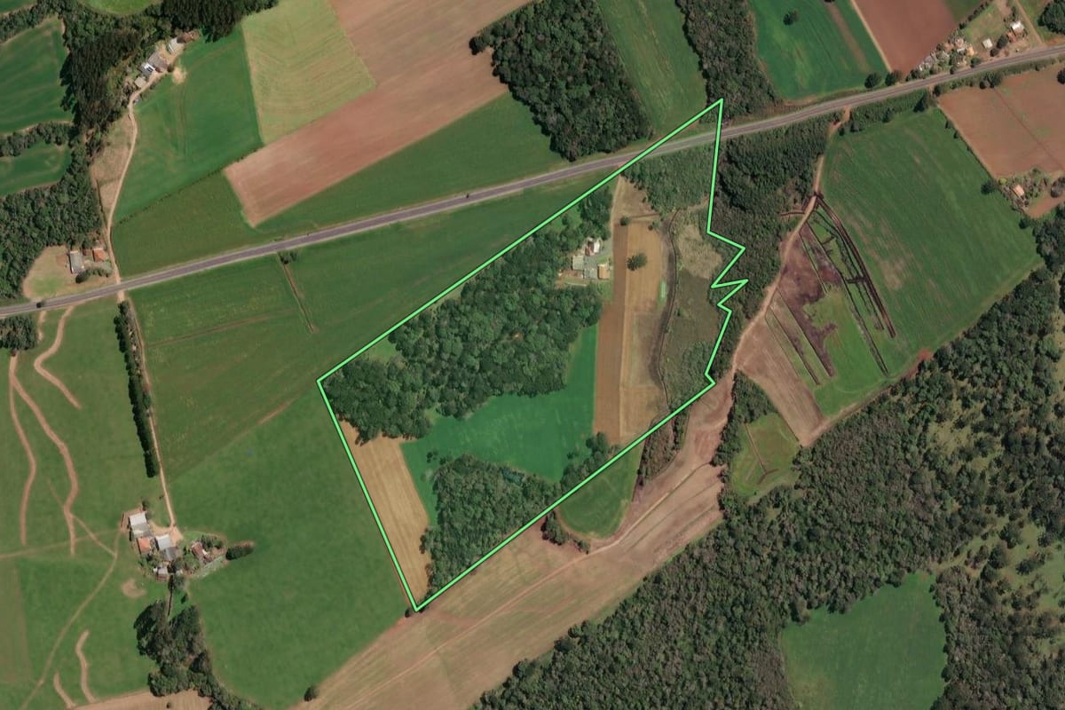 Imagem de satélite do imóvel rural em Irineópolis (SC), com o contorno declarado no CAR desenhado por cima.