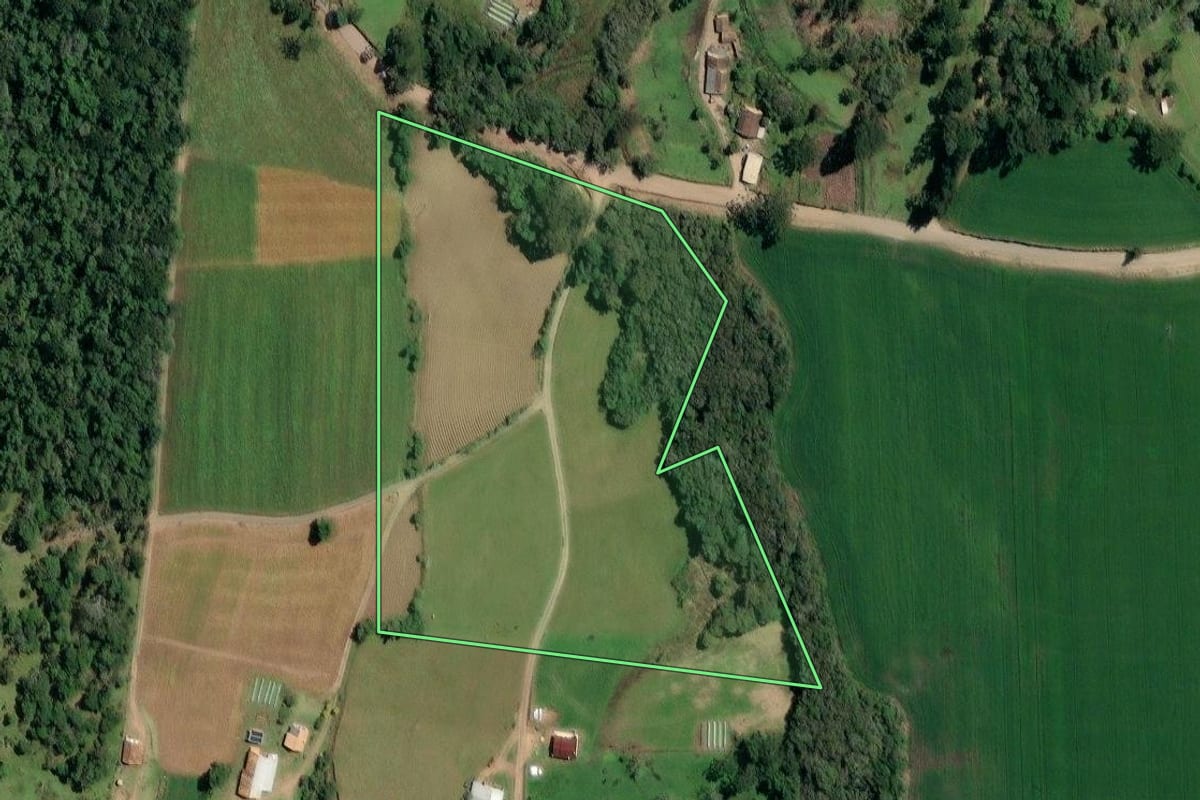 Imagem de satélite do imóvel rural em Irineópolis (SC), com o contorno declarado no CAR desenhado por cima.