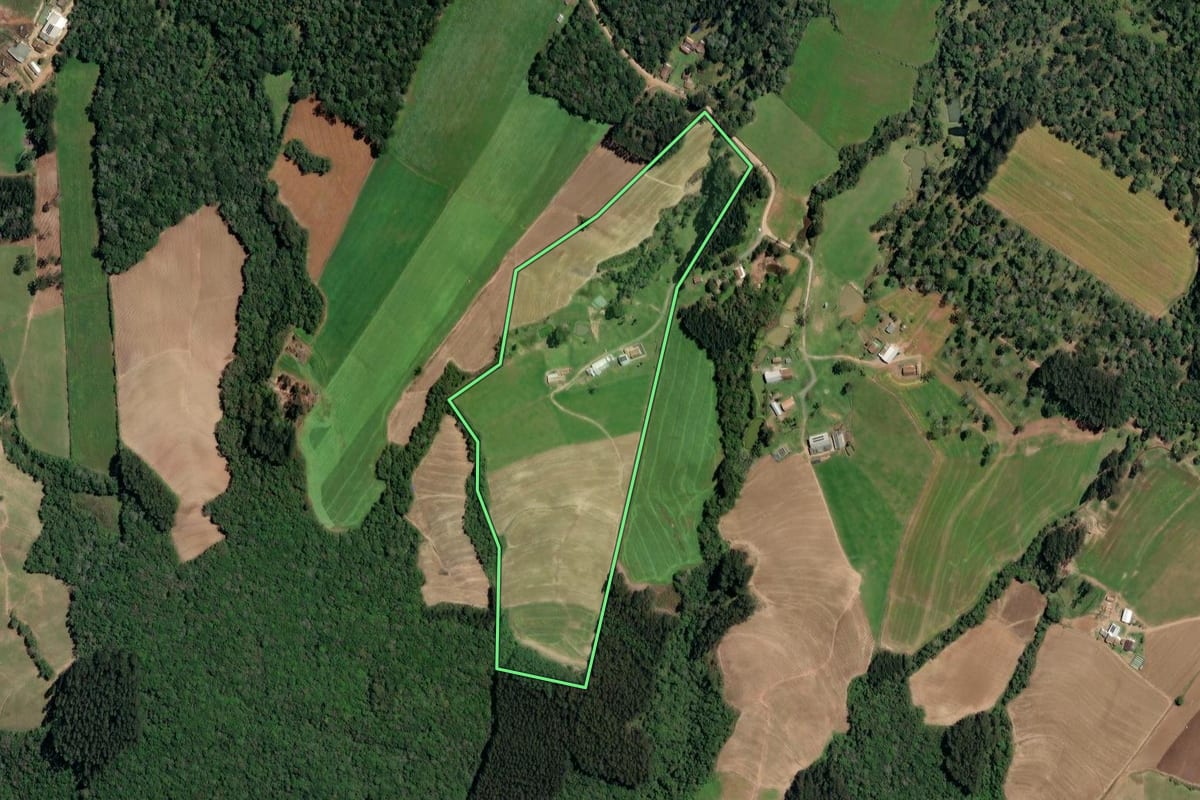 Imagem de satélite do imóvel rural em Irineópolis (SC), com o contorno declarado no CAR desenhado por cima.