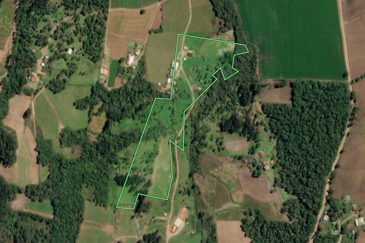 Imagem de satélite do imóvel rural em Irineópolis (SC), com o contorno declarado no CAR desenhado por cima.
