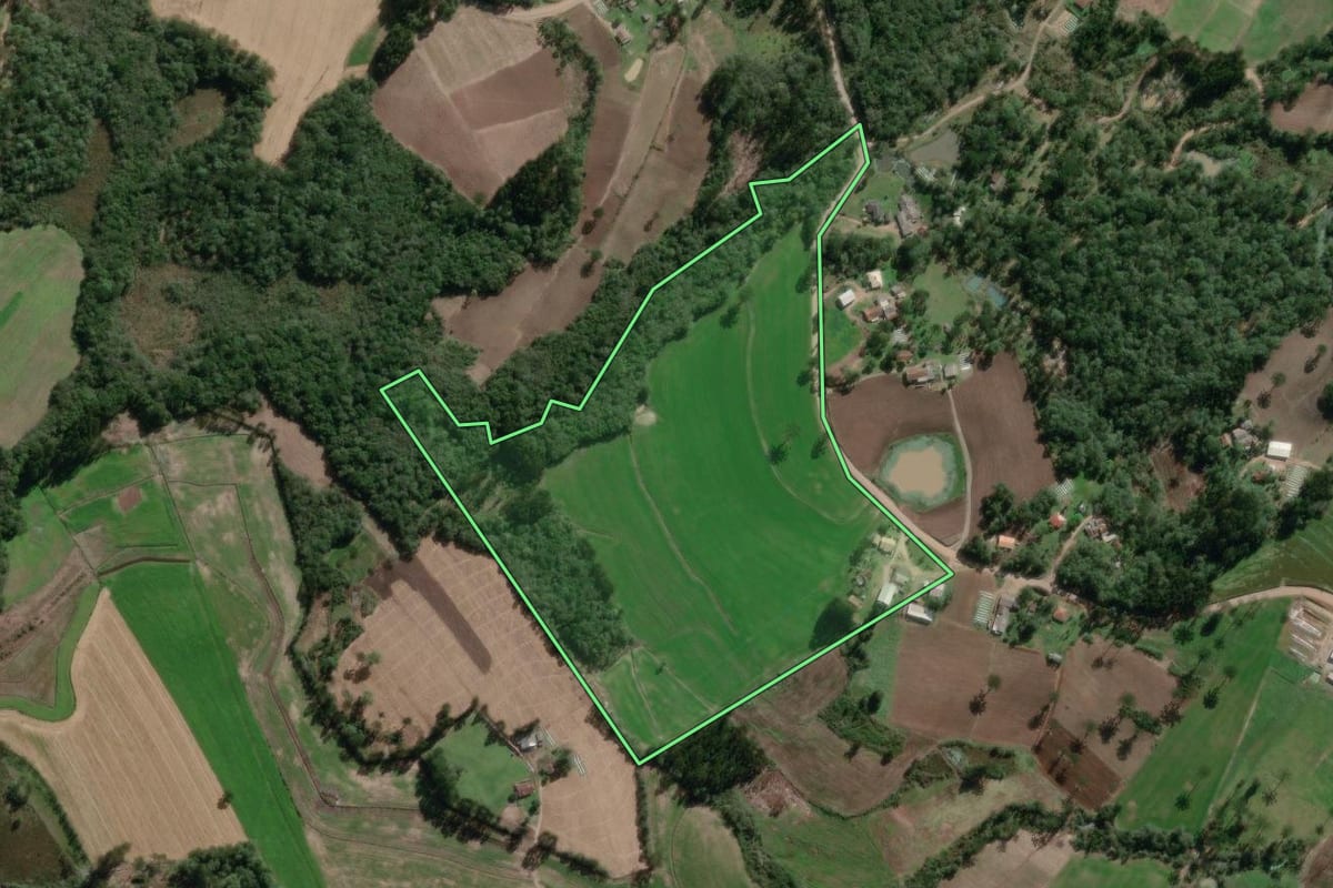 Imagem de satélite do imóvel rural em Irineópolis (SC), com o contorno declarado no CAR desenhado por cima.