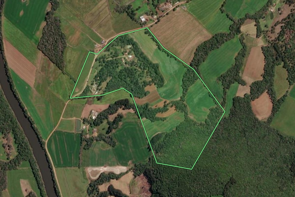 Imagem de satélite do imóvel rural em Irineópolis (SC), com o contorno declarado no CAR desenhado por cima.