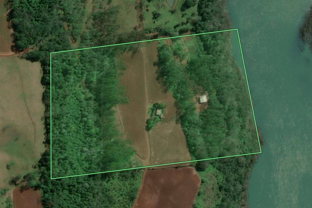 Imagem de satélite do imóvel rural em Itá (SC), com o contorno declarado no CAR desenhado por cima.