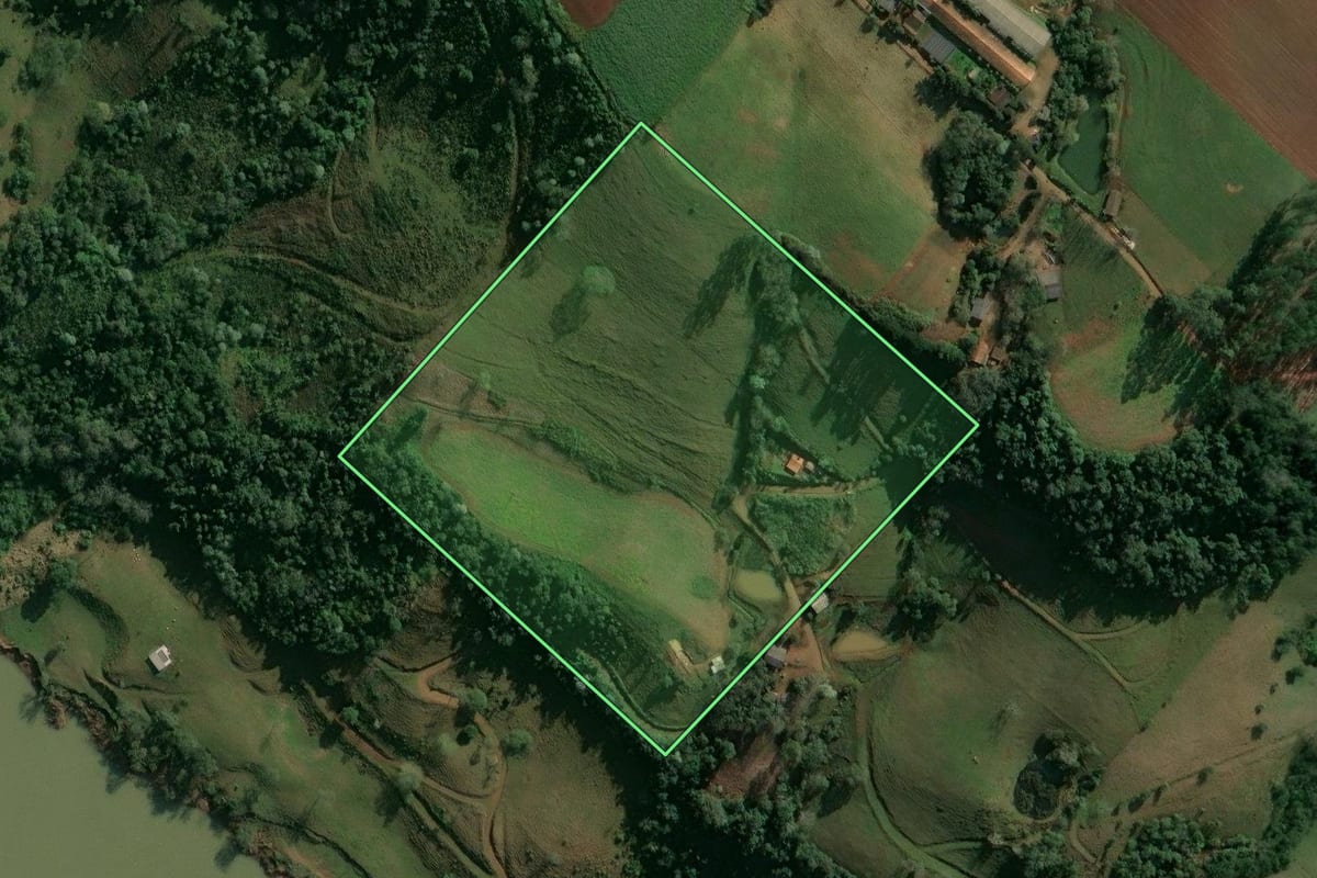 Imagem de satélite do imóvel rural em Itá (SC), com o contorno declarado no CAR desenhado por cima.