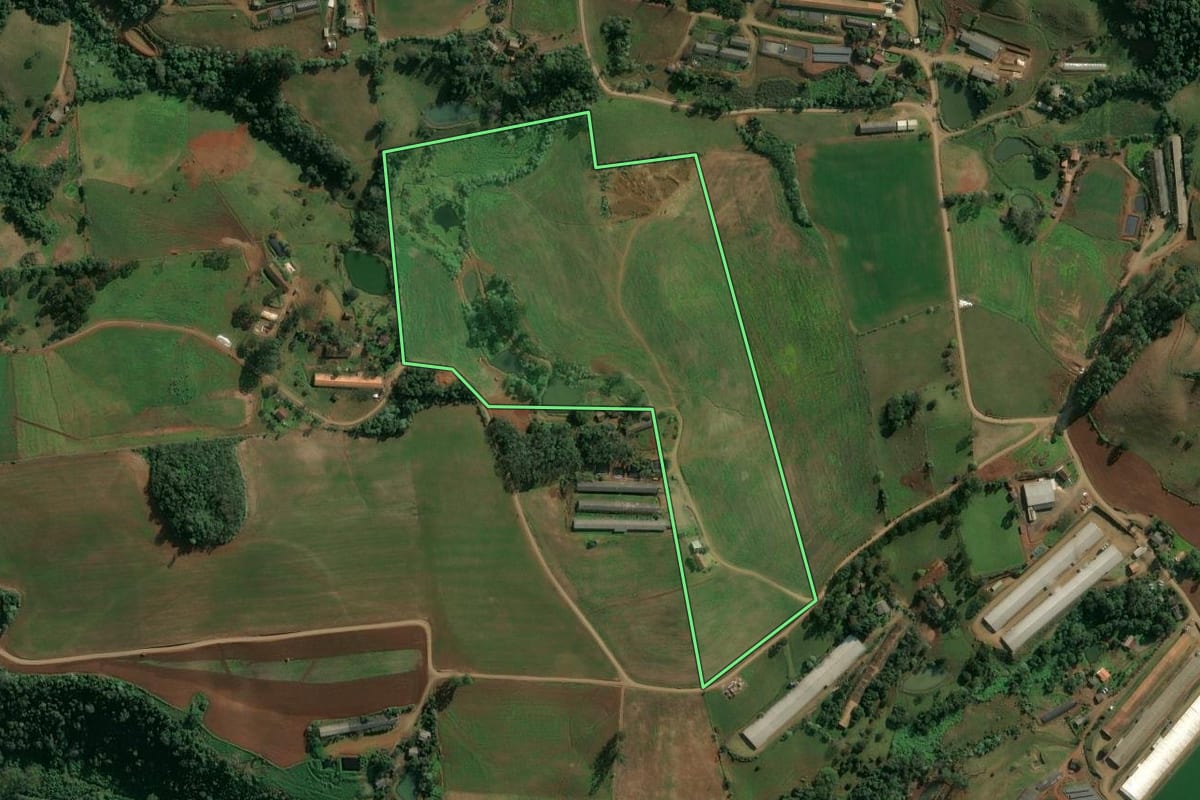 Imagem de satélite do imóvel rural em Itá (SC), com o contorno declarado no CAR desenhado por cima.
