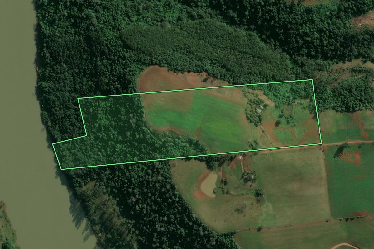 Imagem de satélite do imóvel rural em Itá (SC), com o contorno declarado no CAR desenhado por cima.