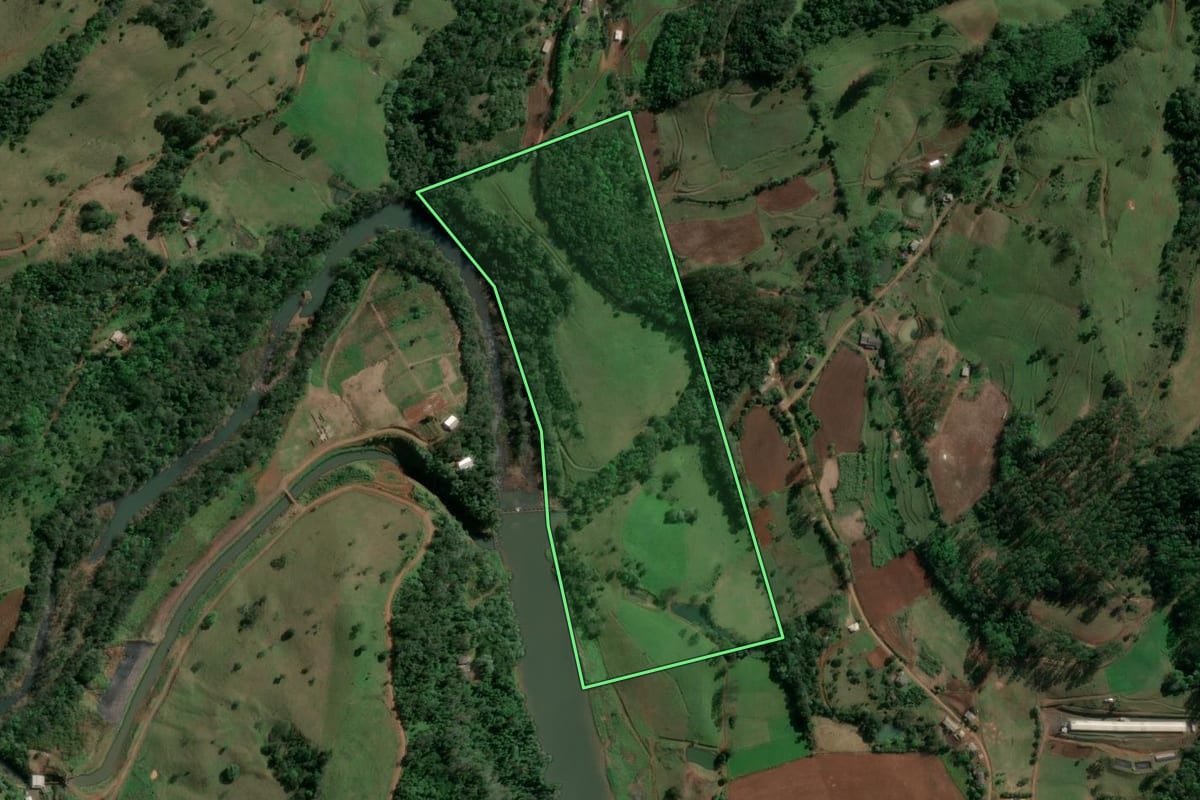 Imagem de satélite do imóvel rural em Itá (SC), com o contorno declarado no CAR desenhado por cima.