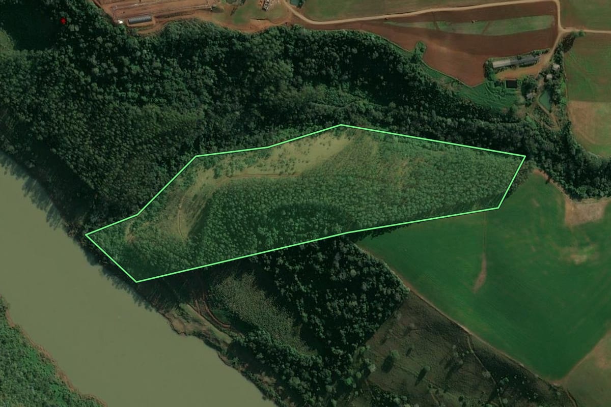 Imagem de satélite do imóvel rural em Itá (SC), com o contorno declarado no CAR desenhado por cima.