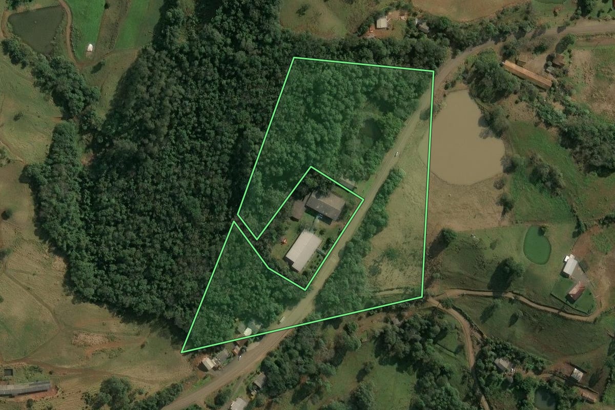 Imagem de satélite do imóvel rural em Itá (SC), com o contorno declarado no CAR desenhado por cima.