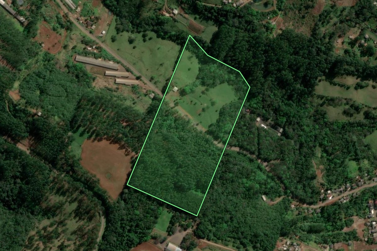 Imagem de satélite do imóvel rural em Itá (SC), com o contorno declarado no CAR desenhado por cima.