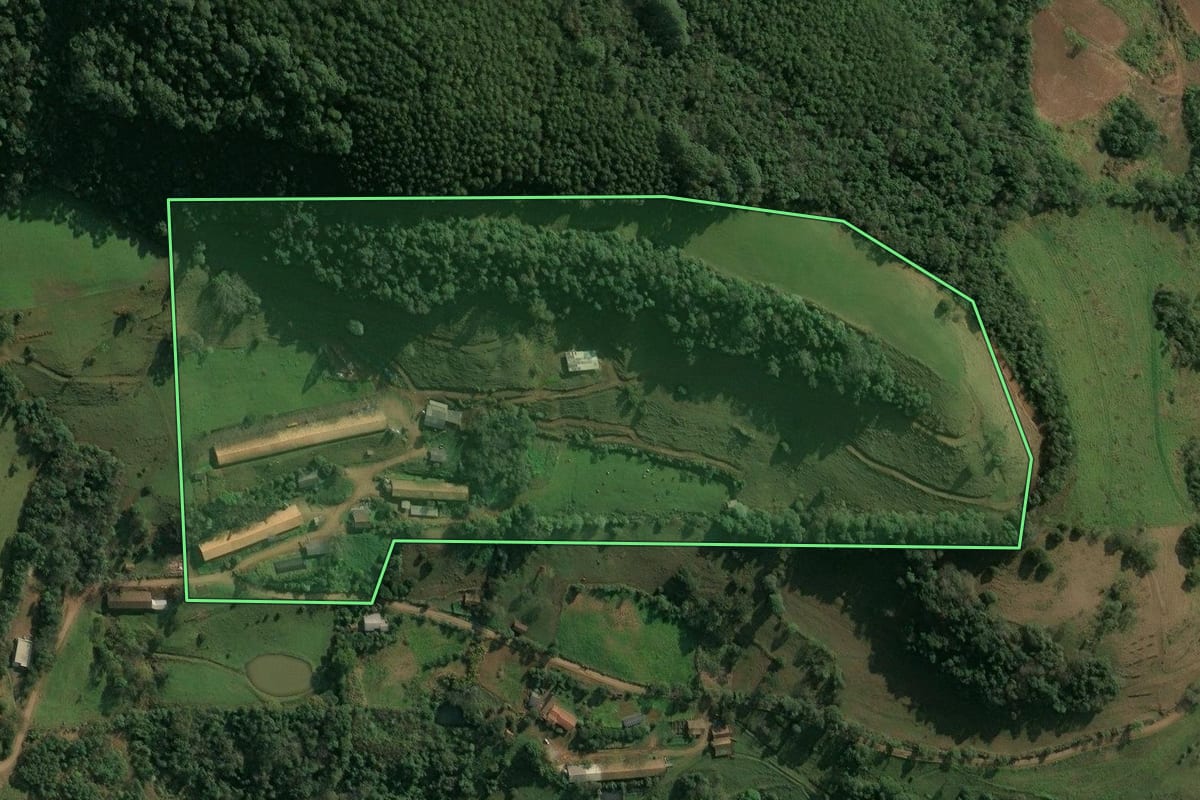 Imagem de satélite do imóvel rural em Itá (SC), com o contorno declarado no CAR desenhado por cima.