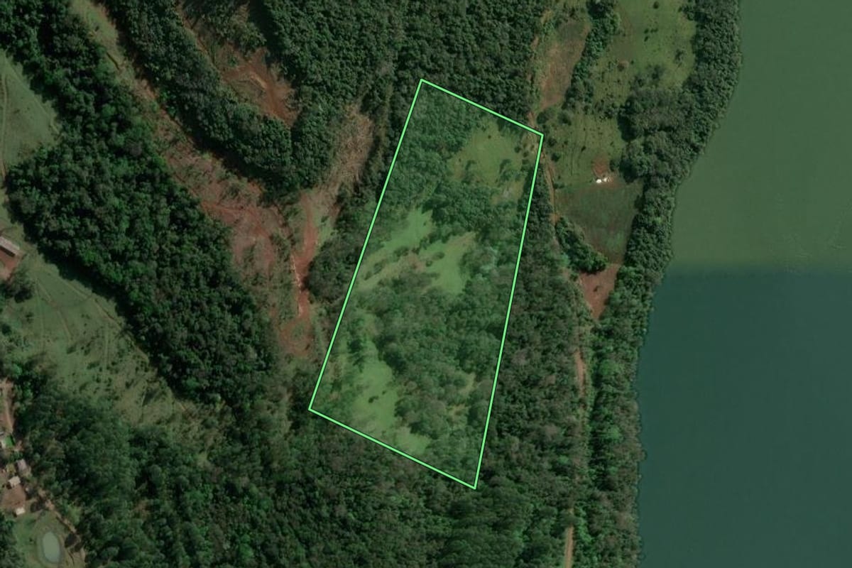 Imagem de satélite do imóvel rural em Itá (SC), com o contorno declarado no CAR desenhado por cima.
