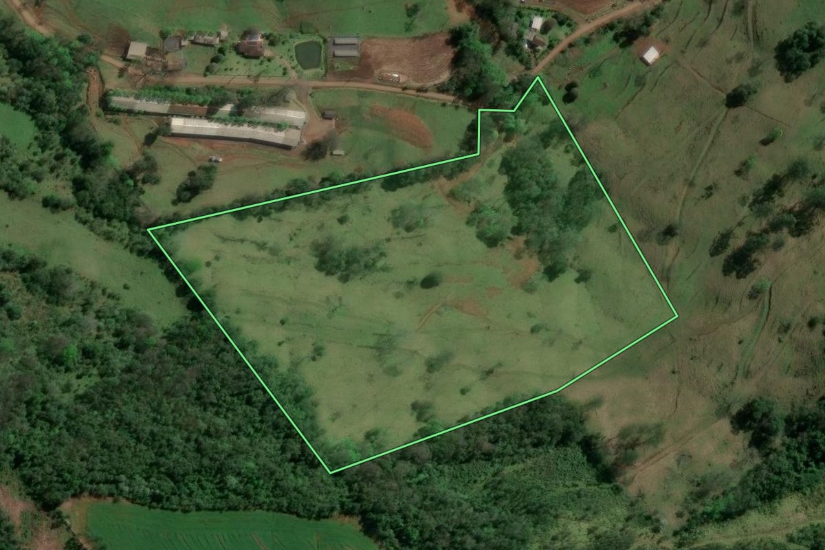 Imagem de satélite do imóvel rural em Itá (SC), com o contorno declarado no CAR desenhado por cima.