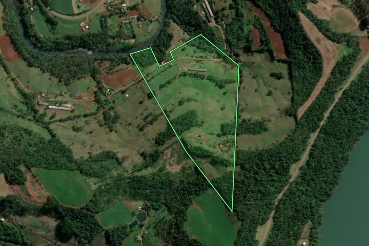Imagem de satélite do imóvel rural em Itá (SC), com o contorno declarado no CAR desenhado por cima.