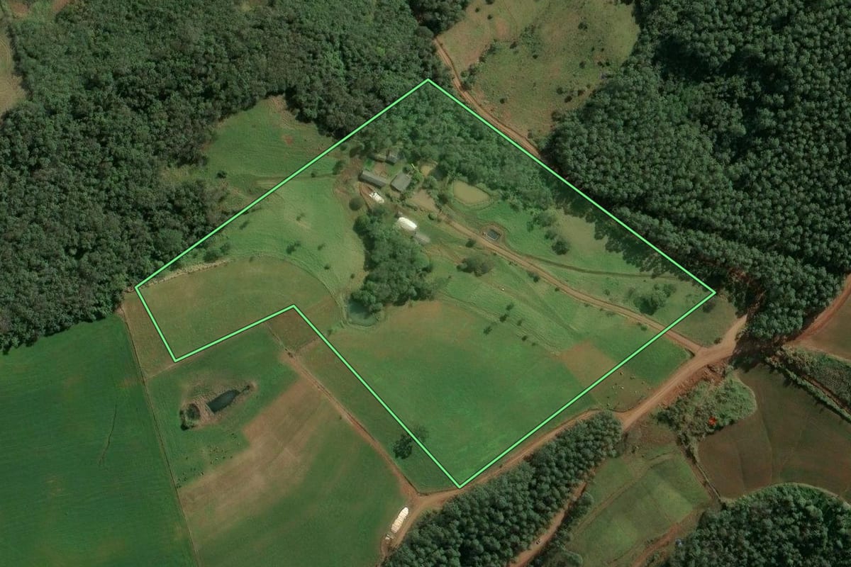 Imagem de satélite do imóvel rural em Itá (SC), com o contorno declarado no CAR desenhado por cima.