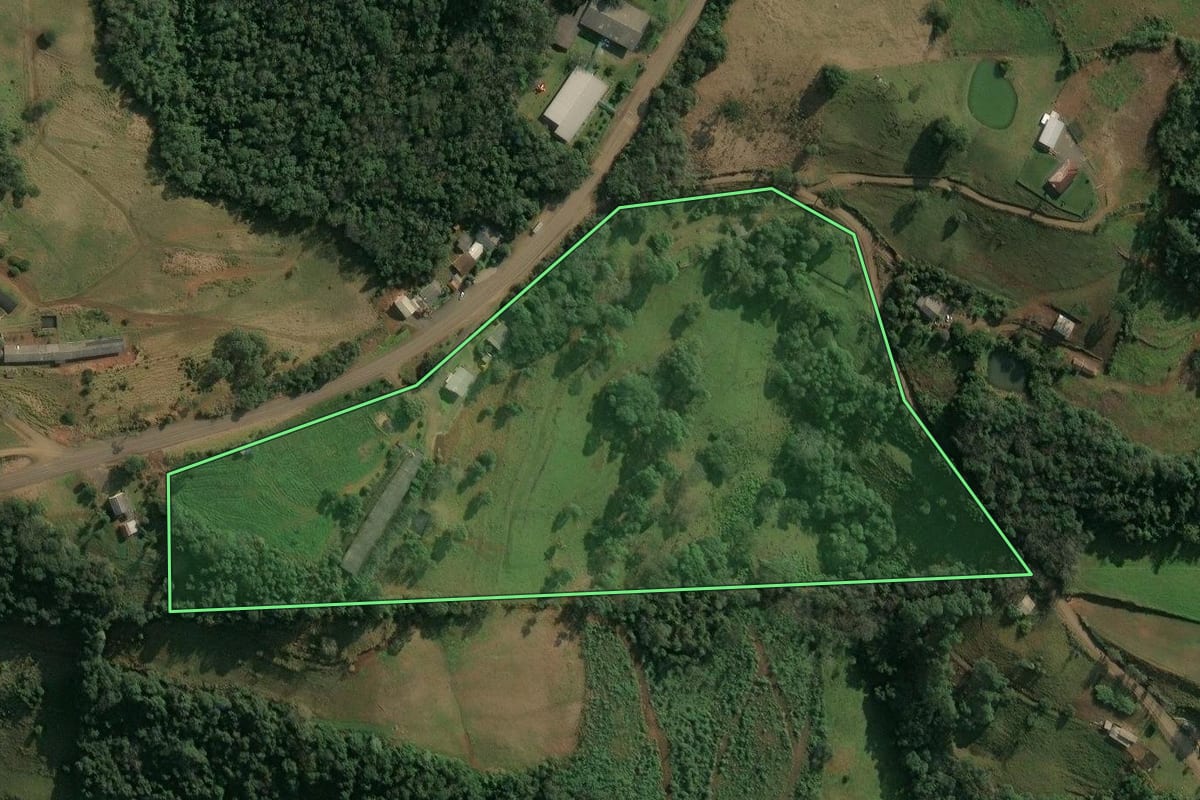 Imagem de satélite do imóvel rural em Itá (SC), com o contorno declarado no CAR desenhado por cima.