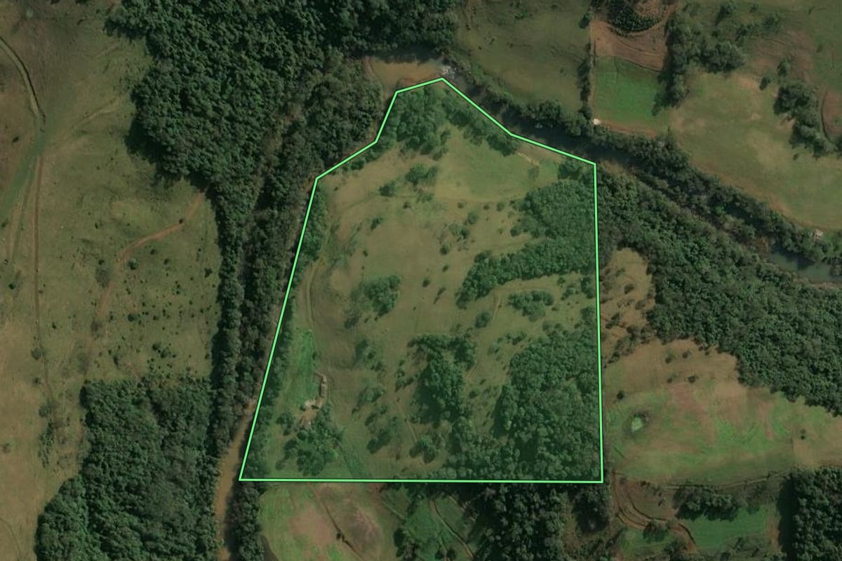 Imagem de satélite do imóvel rural em Itá (SC), com o contorno declarado no CAR desenhado por cima.