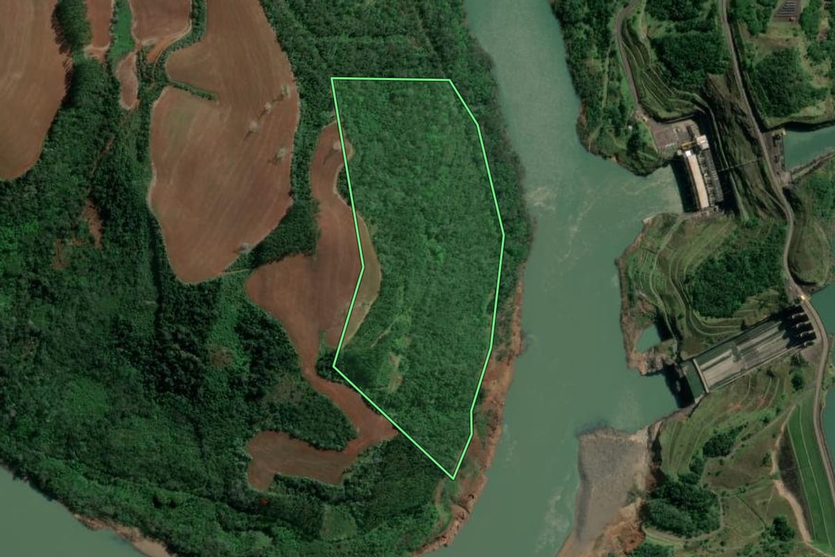 Imagem de satélite do imóvel rural em Itá (SC), com o contorno declarado no CAR desenhado por cima.