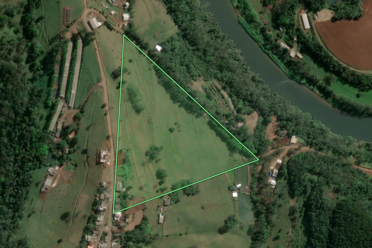 Imagem de satélite do imóvel rural em Itá (SC), com o contorno declarado no CAR desenhado por cima.