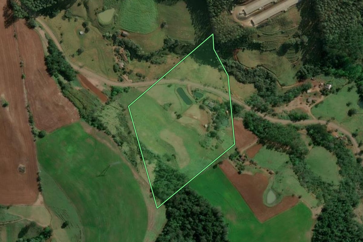Imagem de satélite do imóvel rural em Itá (SC), com o contorno declarado no CAR desenhado por cima.