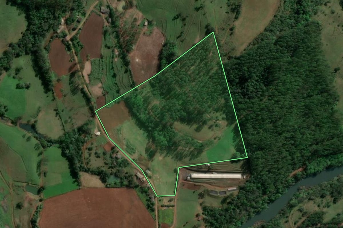 Imagem de satélite do imóvel rural em Itá (SC), com o contorno declarado no CAR desenhado por cima.