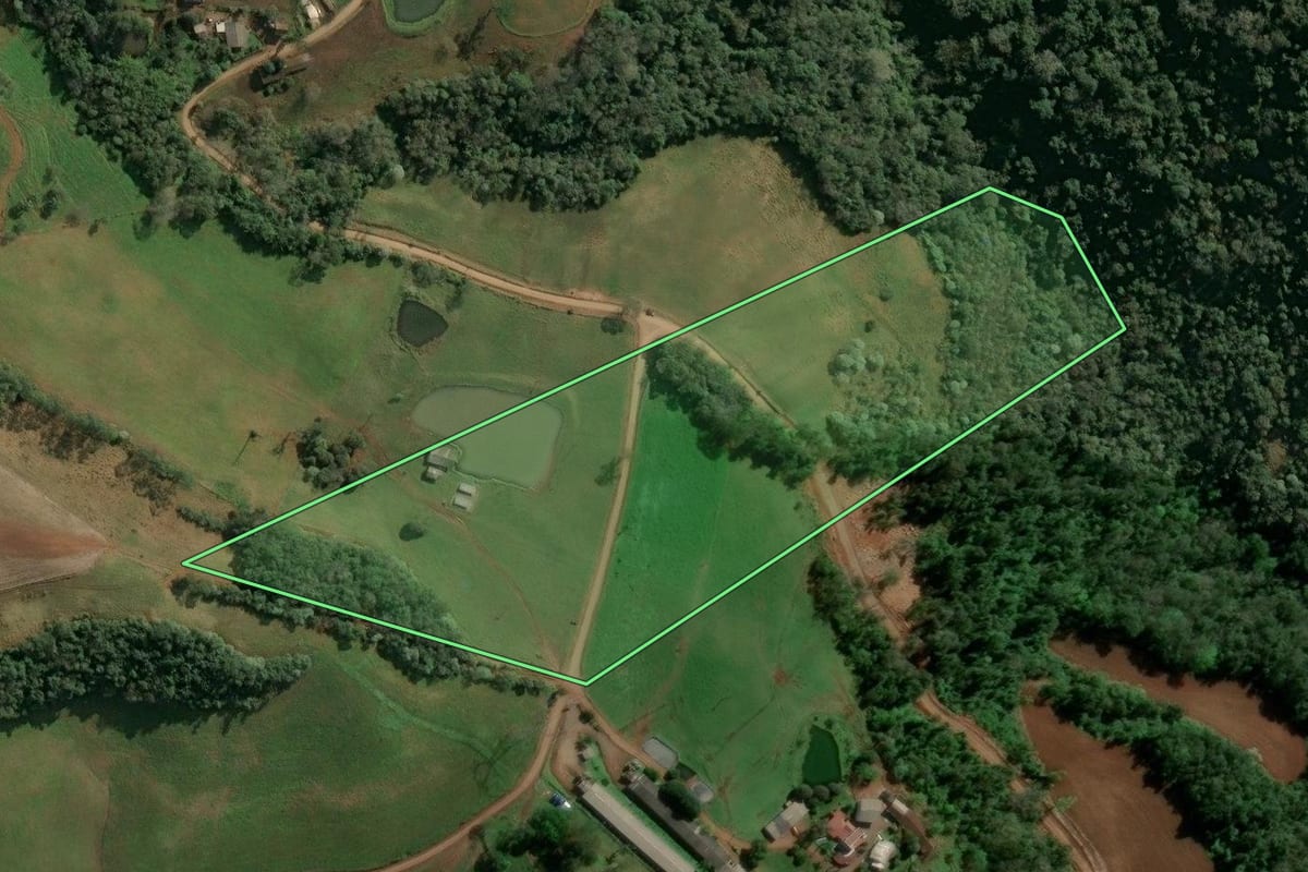 Imagem de satélite do imóvel rural em Itá (SC), com o contorno declarado no CAR desenhado por cima.