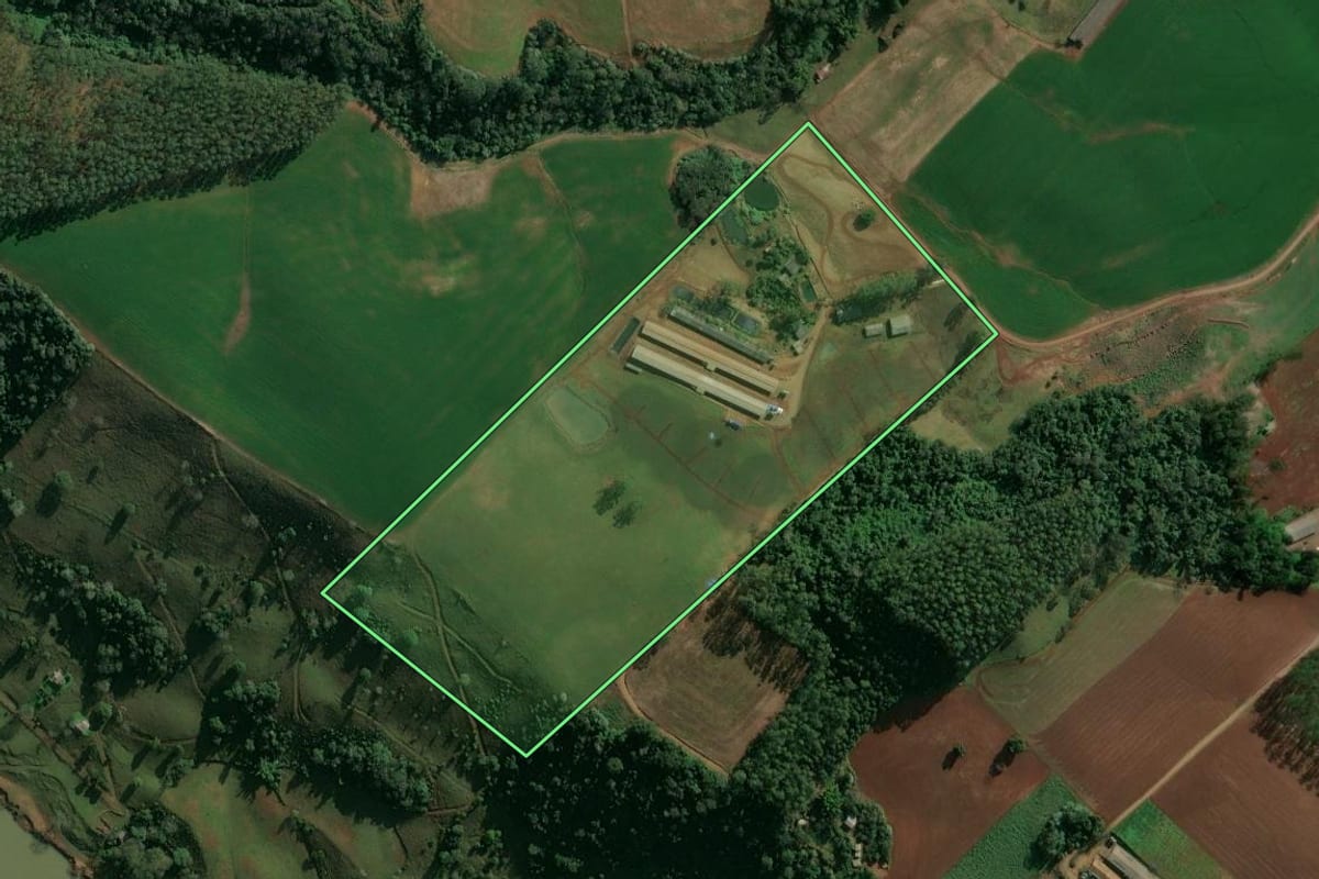 Imagem de satélite do imóvel rural em Itá (SC), com o contorno declarado no CAR desenhado por cima.