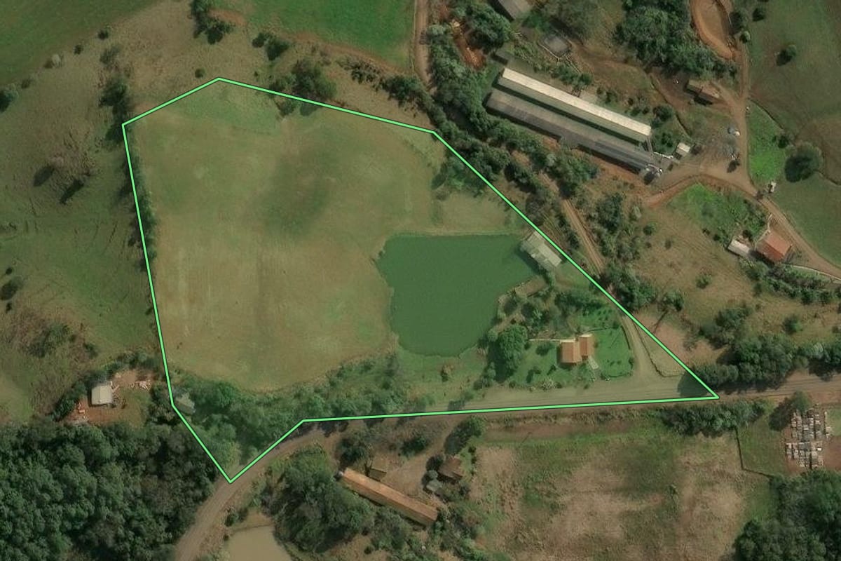 Imagem de satélite do imóvel rural em Itá (SC), com o contorno declarado no CAR desenhado por cima.
