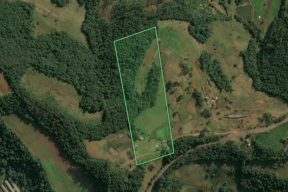 Imagem de satélite do imóvel rural em Itá (SC), com o contorno declarado no CAR desenhado por cima.