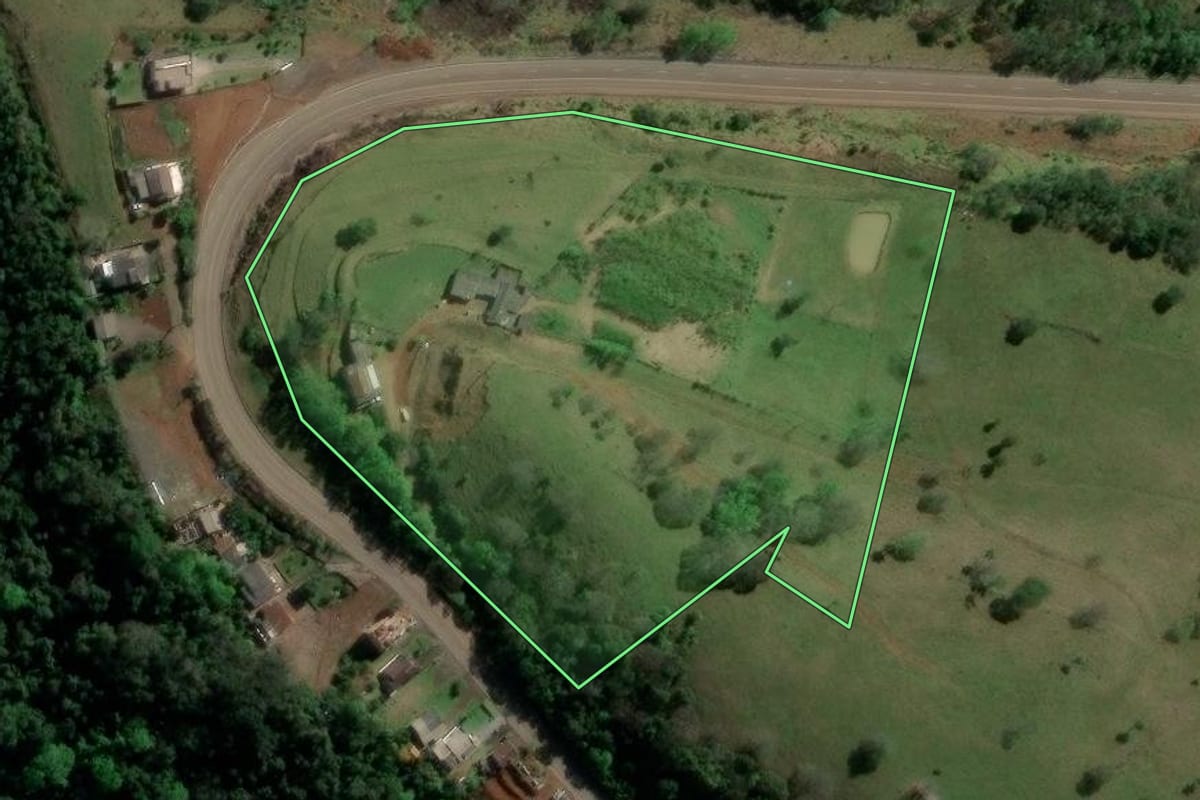 Imagem de satélite do imóvel rural em Itá (SC), com o contorno declarado no CAR desenhado por cima.