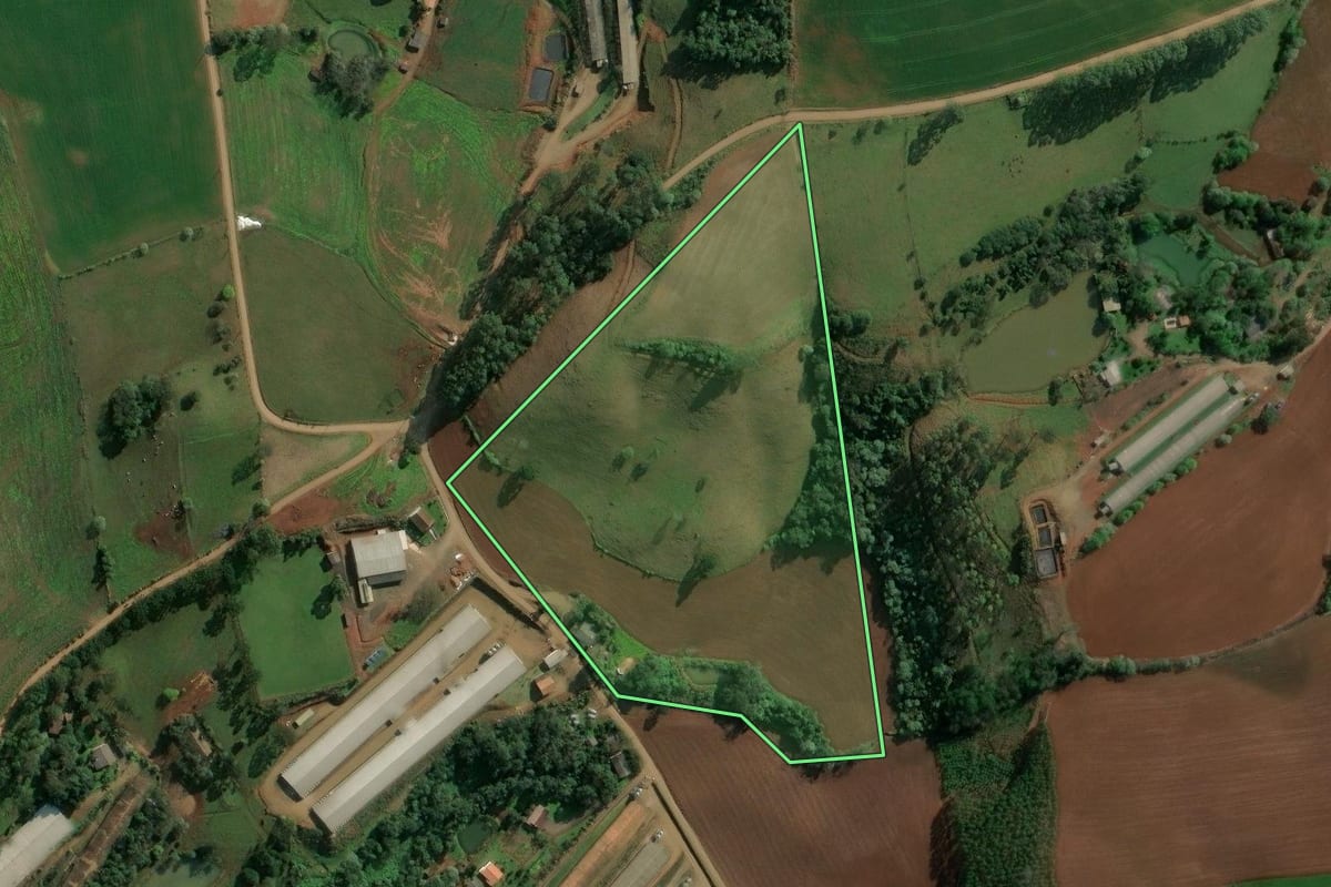 Imagem de satélite do imóvel rural em Itá (SC), com o contorno declarado no CAR desenhado por cima.
