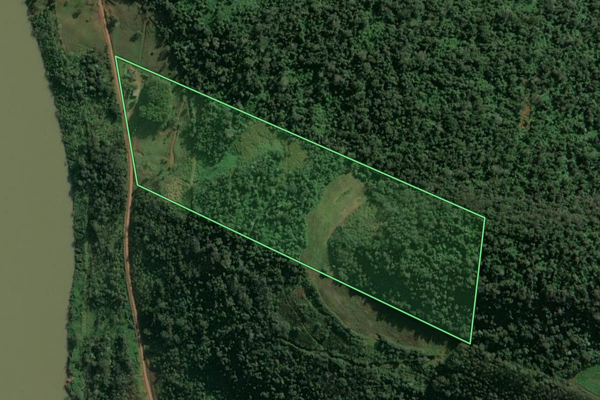 Imagem de satélite do imóvel rural em Itá (SC), com o contorno declarado no CAR desenhado por cima.